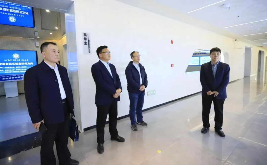 花花牛乳業(yè)集團黨委書記、董事長唐洪峰一行赴中原食品實驗室同中國工程院院士、中原食品實驗室主任任發(fā)政座談交流