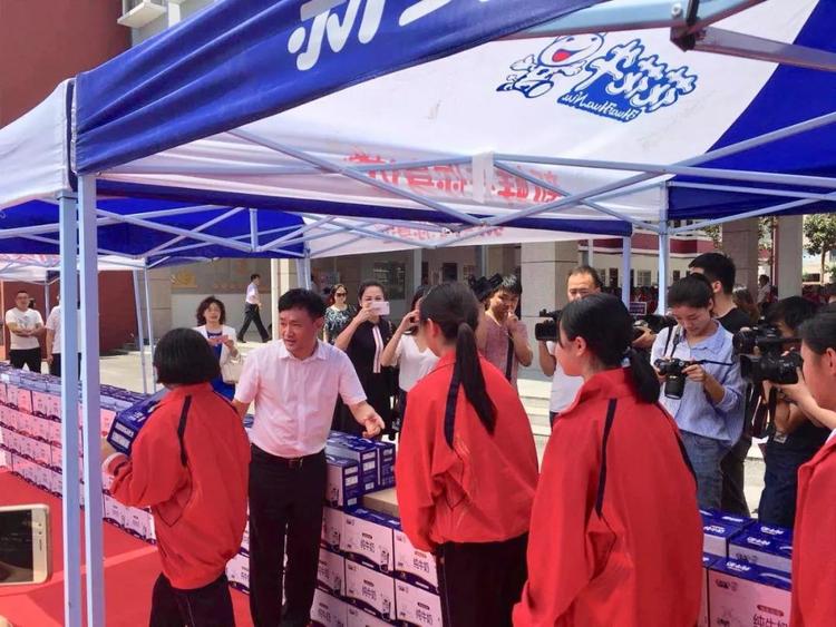 “健康中原，牛奶伴您行——花花牛乳業(yè)集團2018中國小康牛奶行動” 公益助學啟動儀式隆重舉行