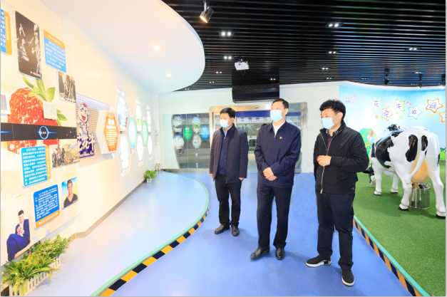 河南省委農(nóng)辦主任、農(nóng)業(yè)農(nóng)村廳廳長申延平一行調(diào)研河南花花牛乳業(yè)集團