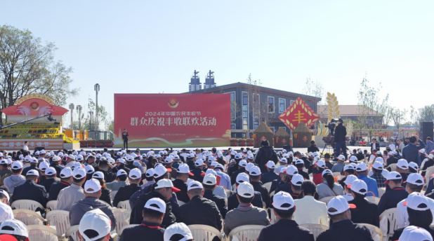 領(lǐng)導(dǎo)關(guān)懷 | 國務(wù)院副總理劉國中在2024年中國農(nóng)民豐收節(jié)全國主場活動上參觀花花牛展臺，關(guān)注并了解花花牛3.8g鮮牛奶等產(chǎn)品
