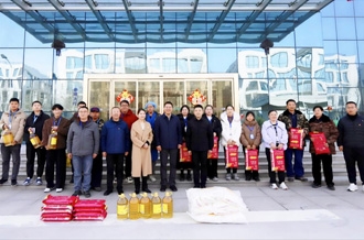 新春佳節(jié)暖人心 堅守一線顯擔當 ——河南農(nóng)業(yè)投資集團黨委委員、副總經(jīng)理兼花花牛乳業(yè)集團黨委書記、董事長張峰慰問花花牛乳業(yè)在崗員工